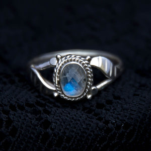 Simple Leaf Ring - Silver - Moonstone - Ekeko Crafts
