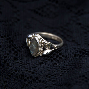 Bud & Spiral silver ring - Labradorite - Ekeko Crafts