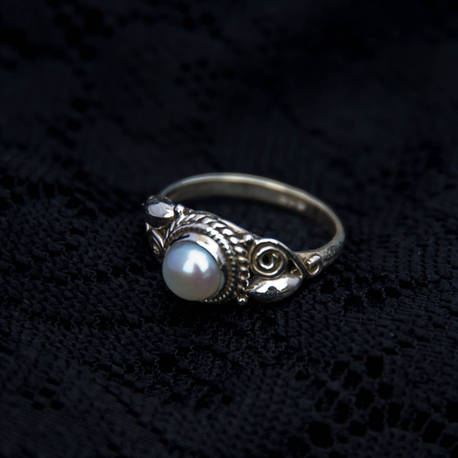 Bud & Spiral silver Ring - Pearl - Ekeko Crafts