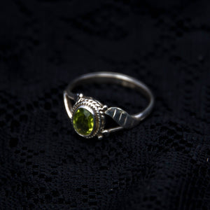 Simple Leaf Ring - Silver - Green Peridot - Ekeko Crafts