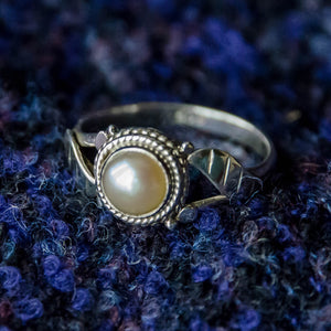 Simple Leaf Ring - Silver - Pearl - Ekeko Crafts