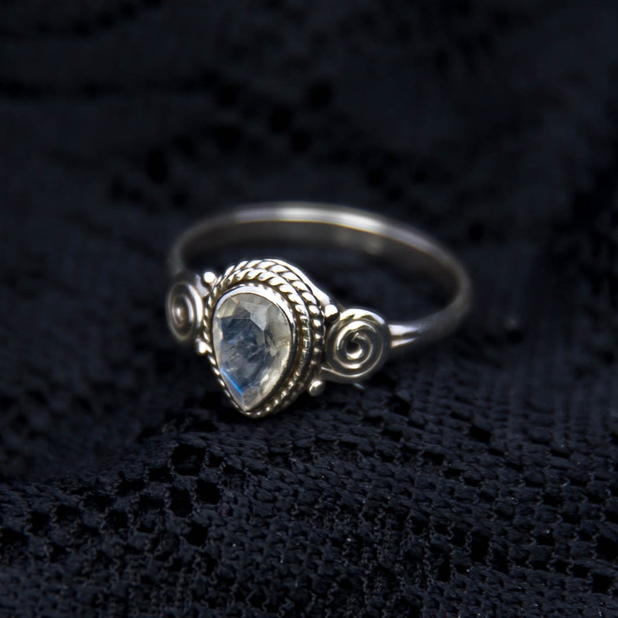Anand Ring - Silver - Moonstone - Ekeko Crafts