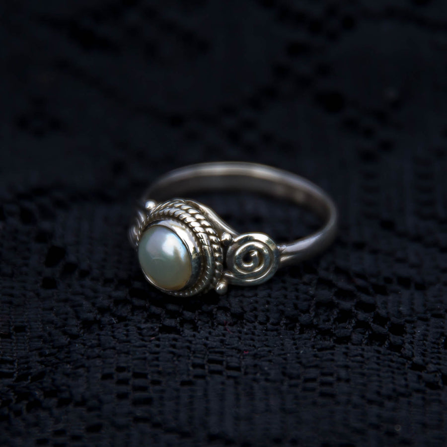 Anand Ring - Silver - Pearl - Ekeko Crafts